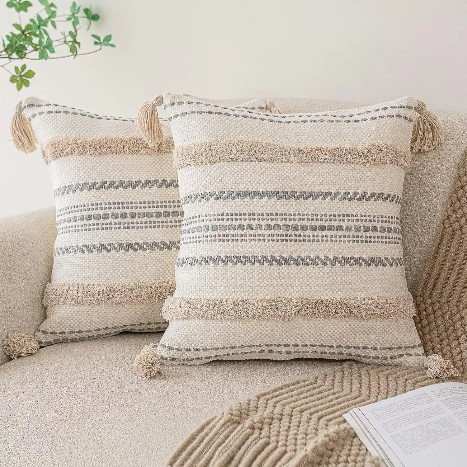 deux housses coussins terra tisse carre sur canape