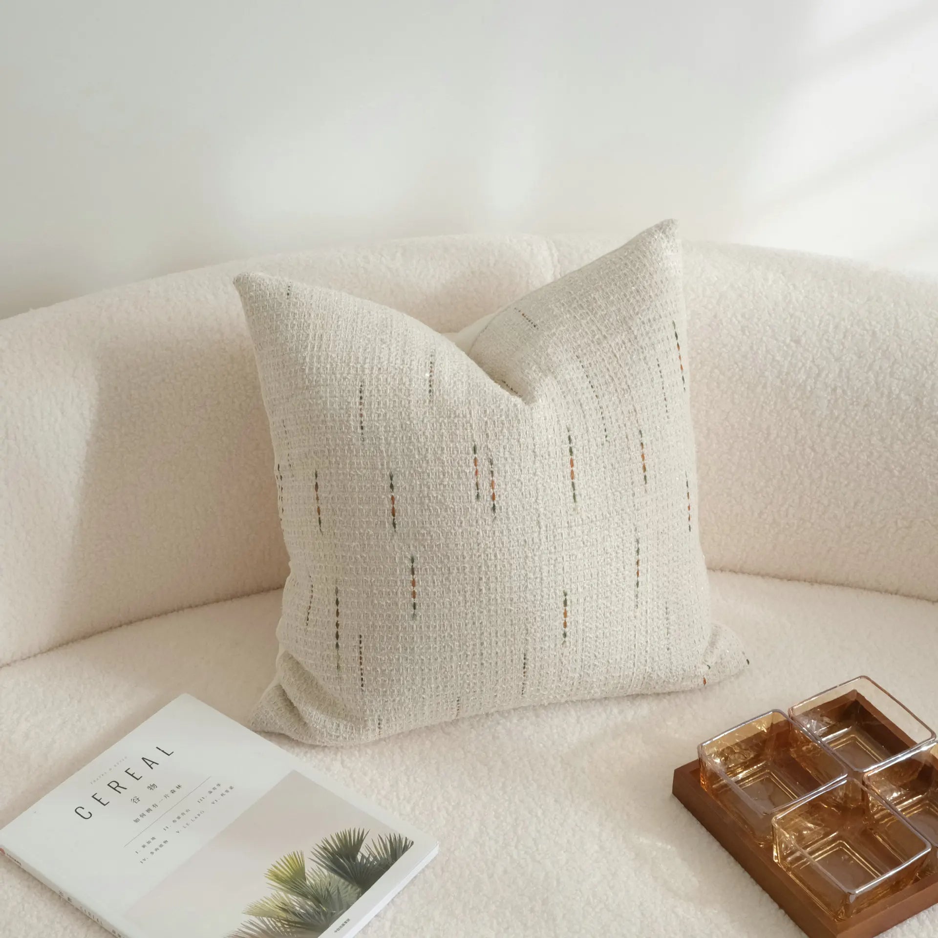 housses coussins beige carre charme subtil sur canape Copie