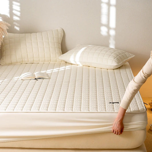 protège matelas blanc installé par une personne