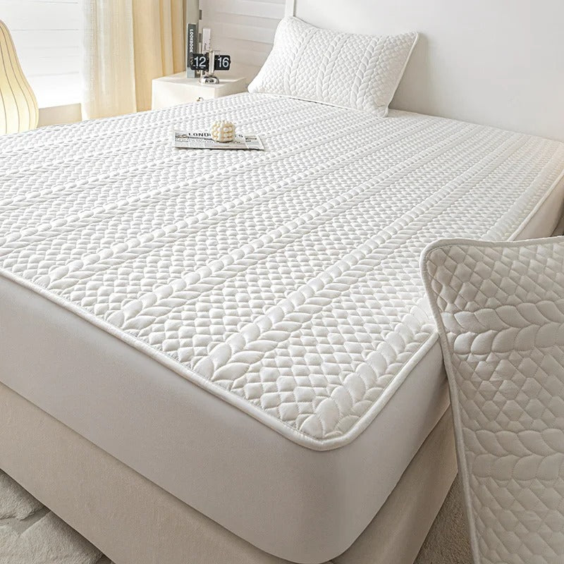Protège matelas blanc installé sur lit double