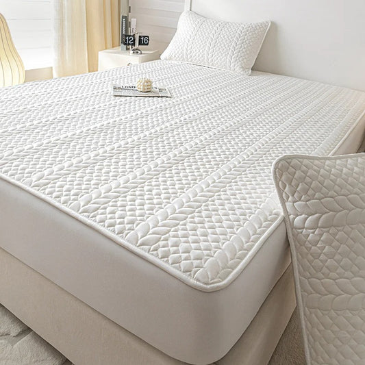 Protège matelas blanc installé sur lit double