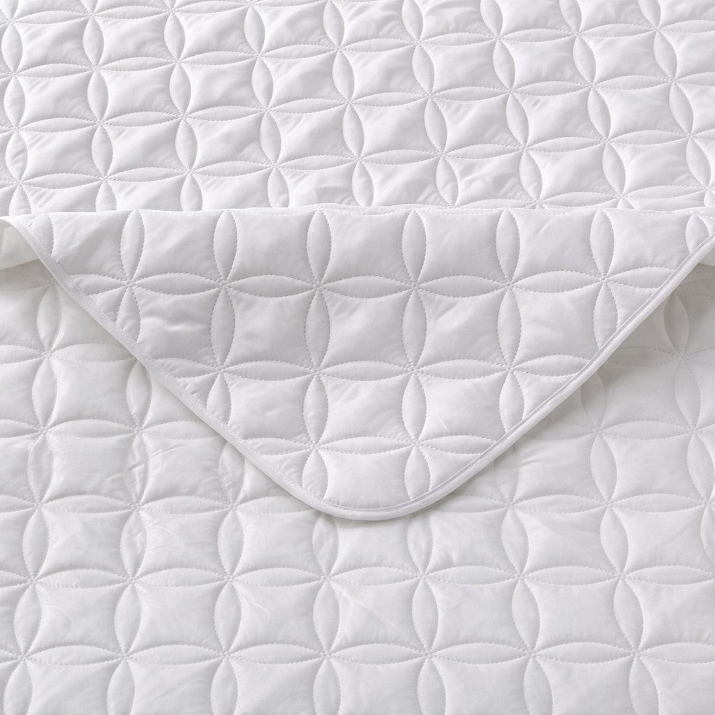 protège matelas douceur florale blanc gros plan sur motif