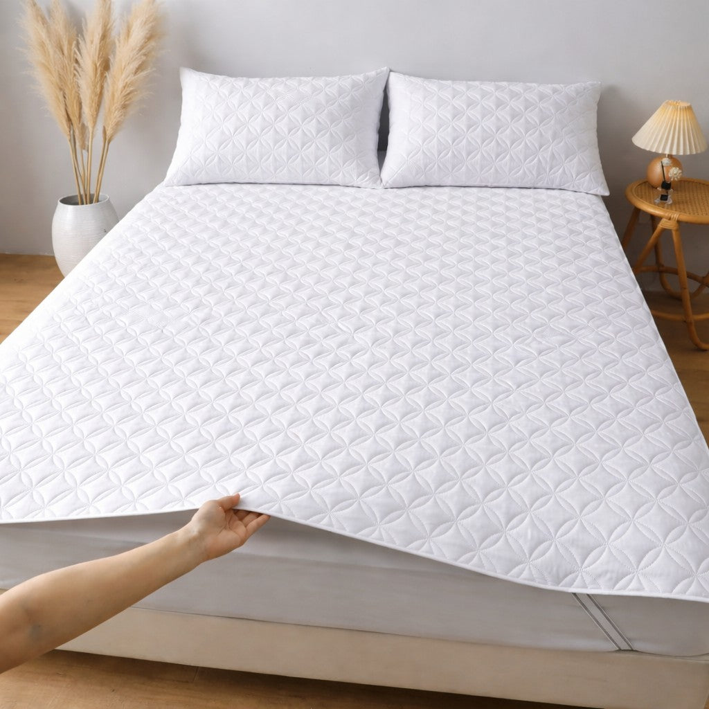 protège matelas douceur florale blanc légèrement surélevé sur lit