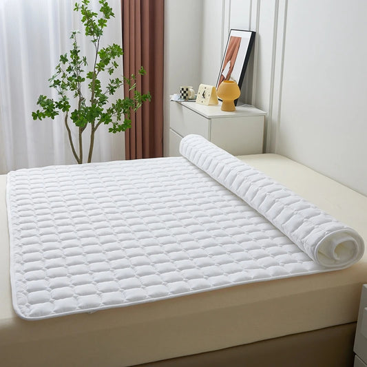 protège matelas douceur géométrique blanc déroulé sur lit double