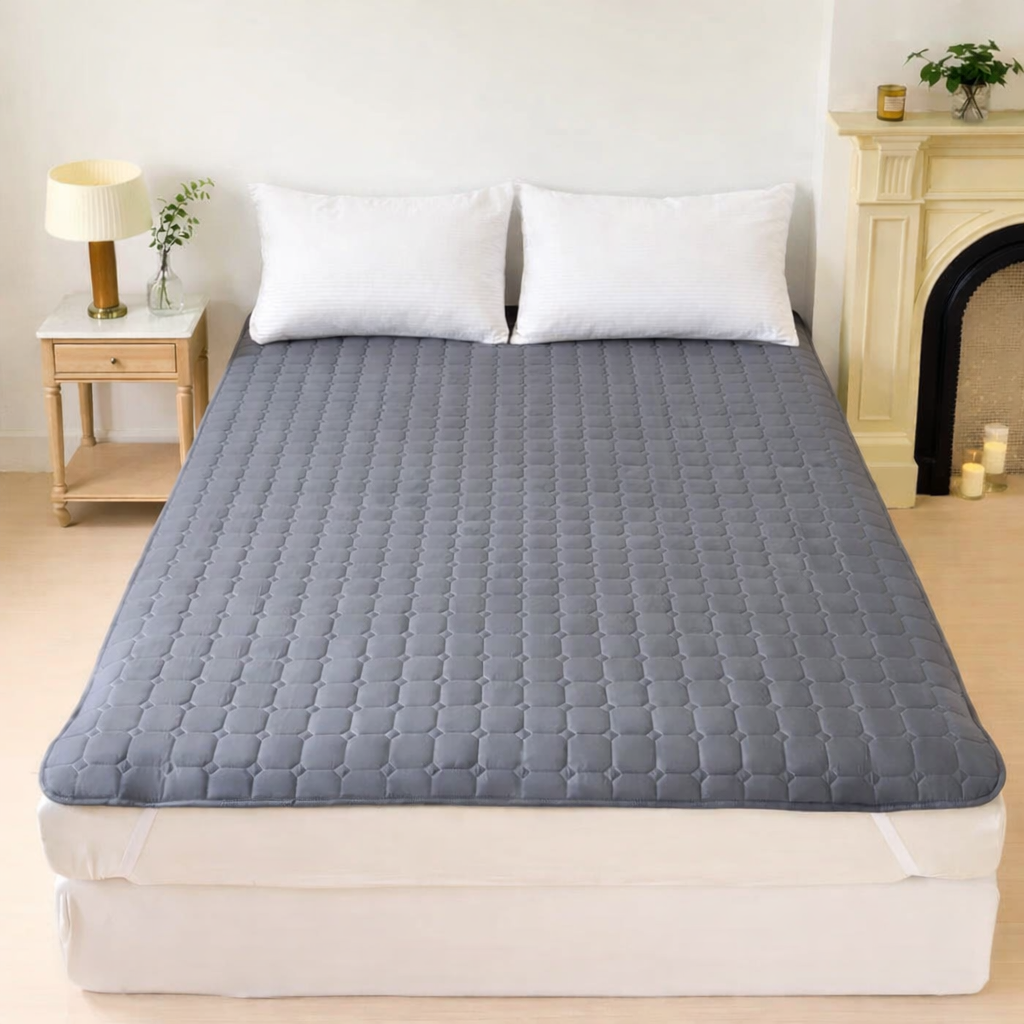 protège matelas douceur géométrique gris sur lit double