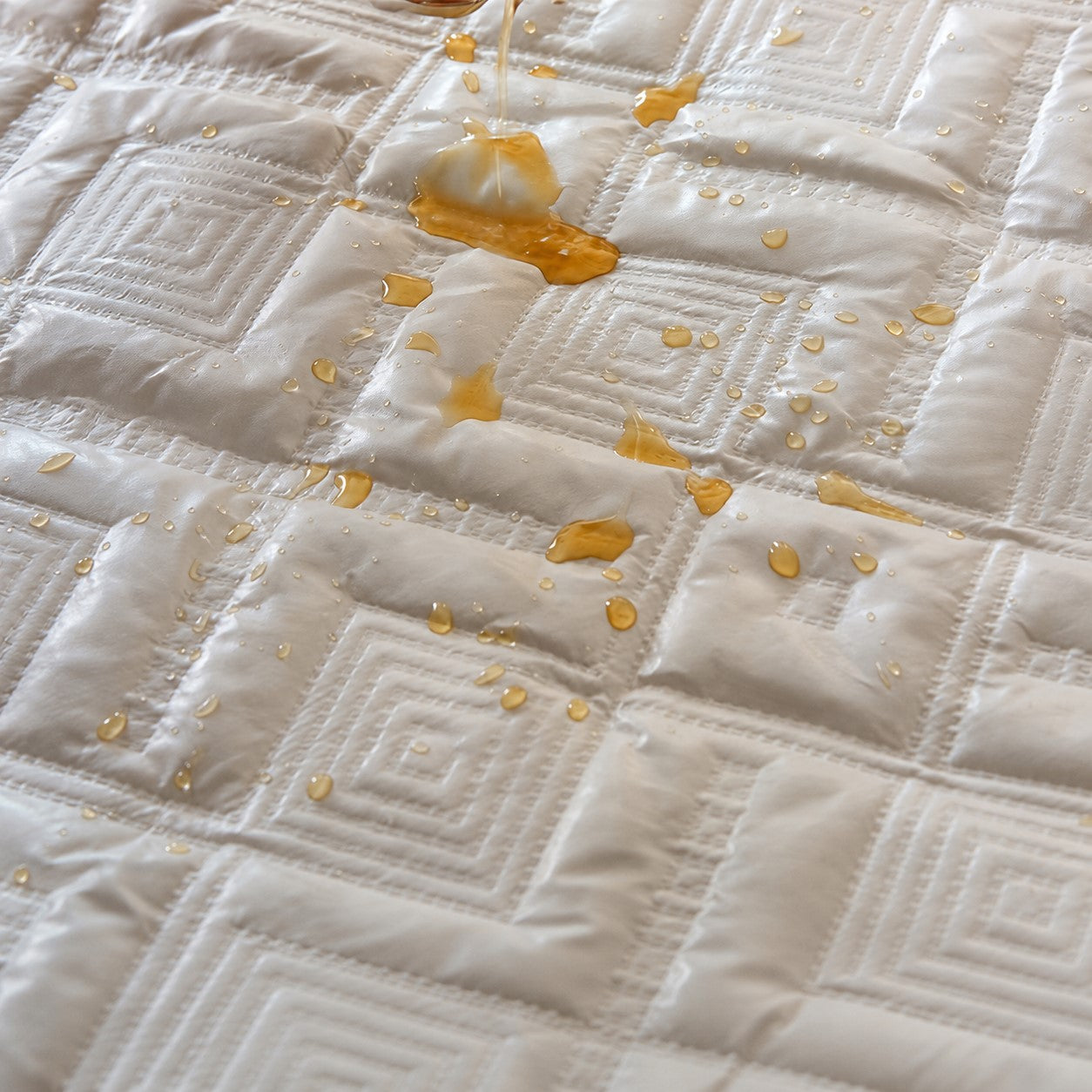 protège matelas douceur matelassée blanc cassé démonstration imperméabilité