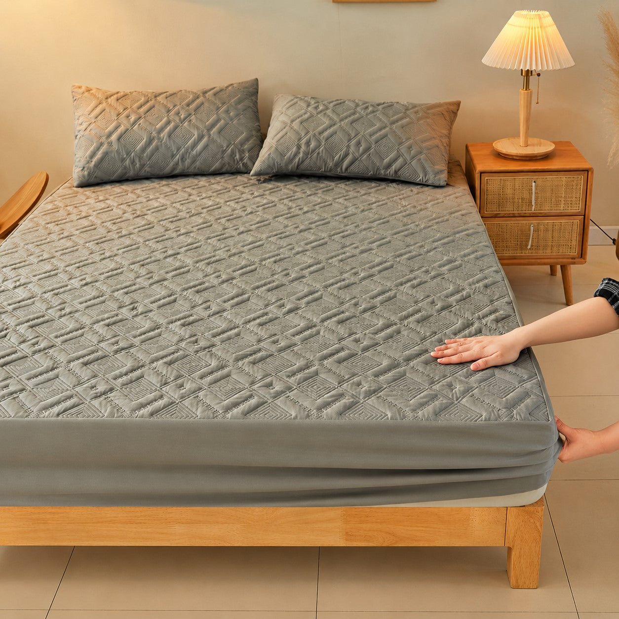protège matelas douceur matelassée gris minéral ajusté sur lit