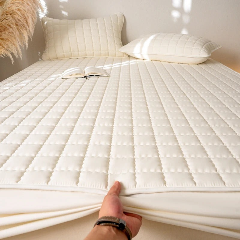 protège matelas installé sur un lit double