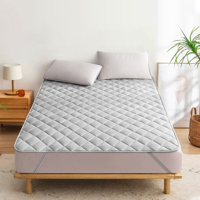 protège matelas sérénité matelassée gris perle installé sur lit double